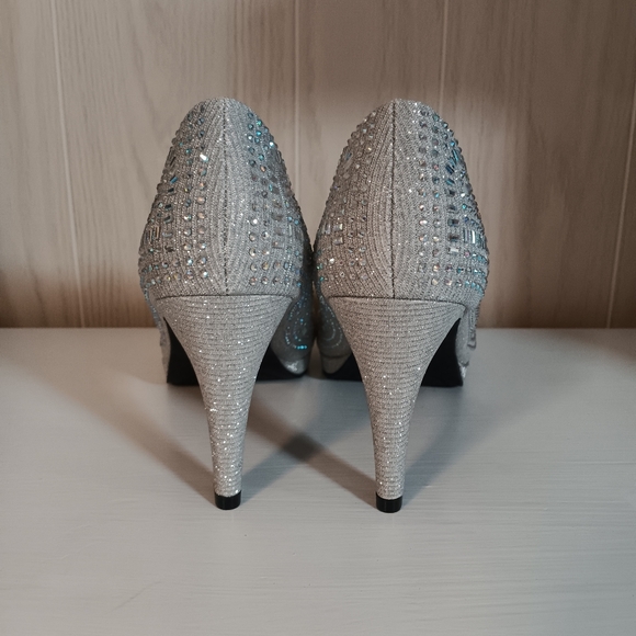 Sparkly silver, high heel pumps, size 9M - Picture 4 of 5